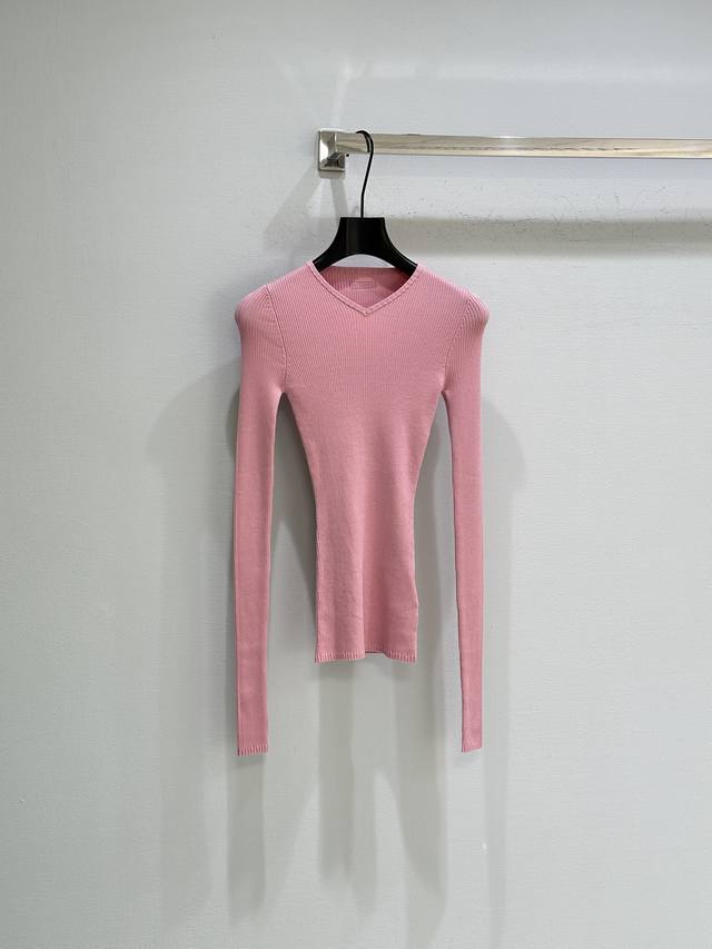 25Ss秋季新款上新！丝绸的性感透明感丰富了这款毛衣的轮廓，结合精致的罗纹针织质地和背面的标志性徽标标签，打造出多样化的现代造型。现货供应 粉色Sml