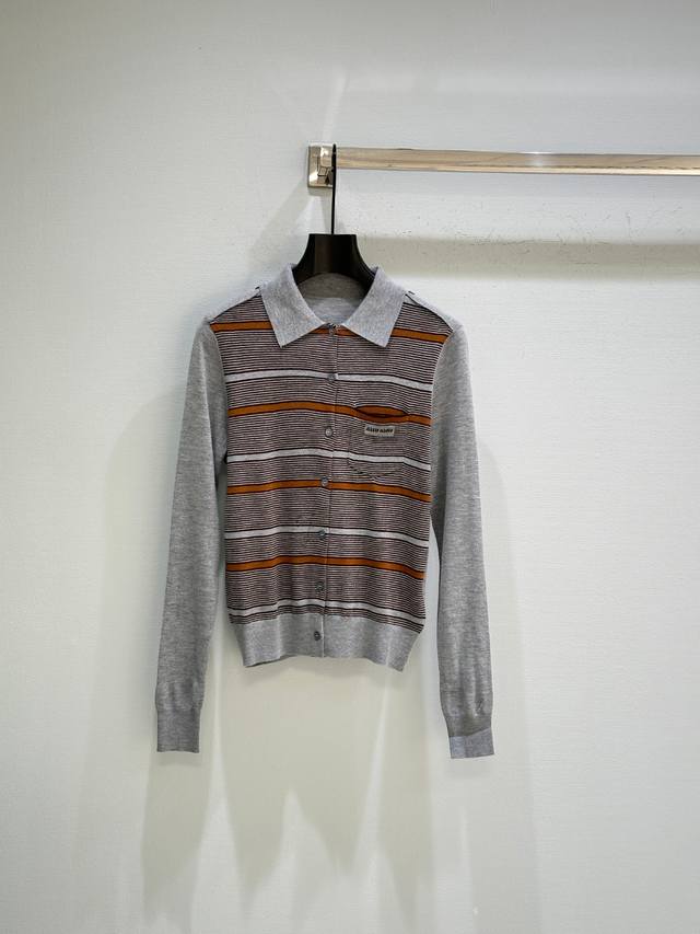 25Ss早秋新款上新！七十年代风格的撞色条纹定义了这款精美羊毛开衫的精致图案特征，肩部饰有肩章，胸袋上有镶嵌刻字徽标。现货供应 灰色Sml