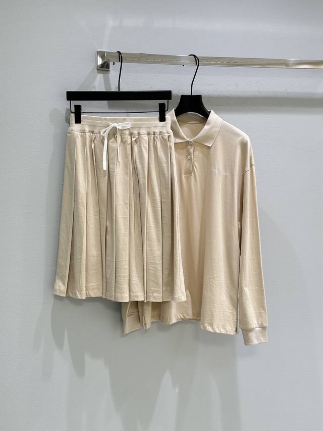 25Ss秋冬新款上新！棉质面料是Miu衣橱中的标志性面料，通过服装染色工艺重新诠释经典百褶裙的特性，提升其休闲多样性和现代女性魅力.松紧腰抽绳设计可调节松紧度。