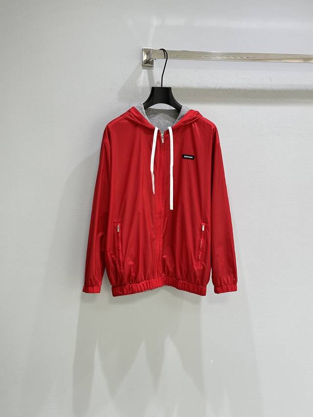 25Ss早秋新款上新！这款经典的棉质拉链连帽卫衣搭配内里科技布和面料嵌饰，并胸前饰以标志性的Mi*徽标，抽绳编细节直筒版型圆领带帽长袖搭配罗纹针织袖口正面拉链开