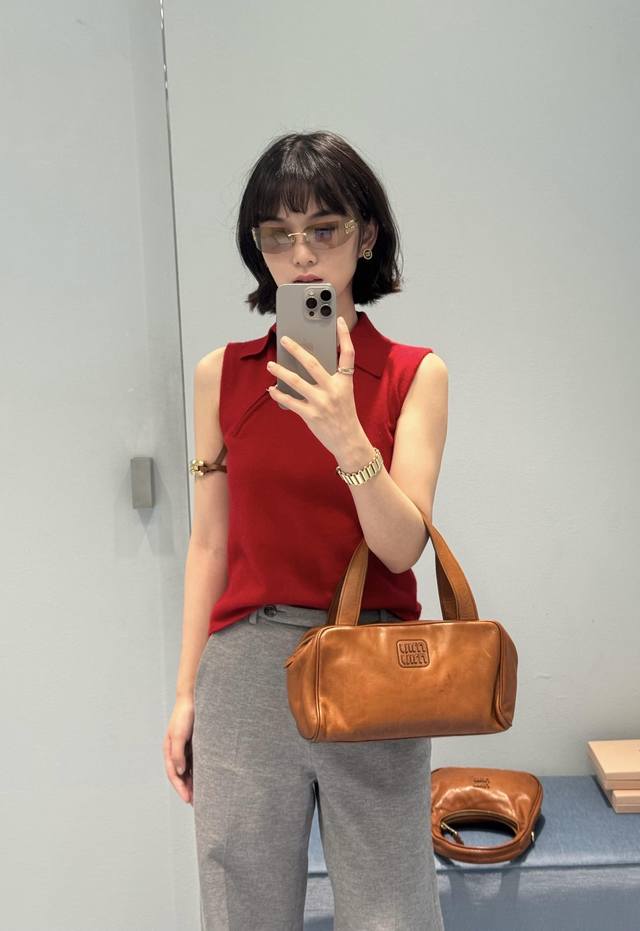 Miumi* 25Fw早秋新款 时髦尖子生减龄针织织Polo背心丨独家Yb开发！高版出品！超级叠搭神器！不规则侧拉链设计，定制山羊绒纱线！气质少女风减龄甜美气息