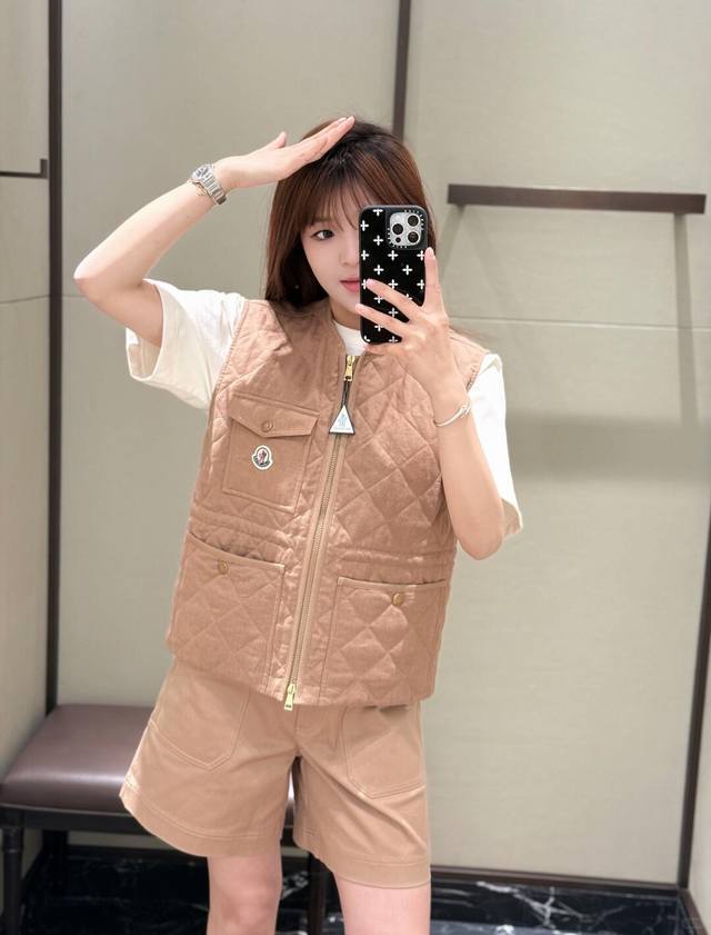 Moncl* 25Fw早秋新款 菱格棉服马甲丨独家高版出品！拉链开襟马甲版型 通体采用菱格压纹 多处口袋暖手增大容量 设计丰富实用 胸口标志性徽标贴布点缀 彰显