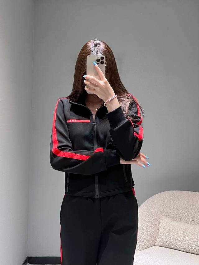 Pr**A运动套装的材质选择体现了品牌对创新与品质的追求，结合功能性与时尚感，采用高端独家定制面料打造 单色 Sml 现货