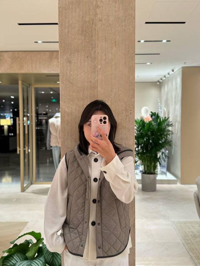 Brunello Cuclnell* 25Fw秋冬新款 短款菱格纹连帽棉服马甲丨独家高版出品！以品牌标志性的奢华质感与实用设计诠释意式优雅。浅卡其色菱格绗缝面料