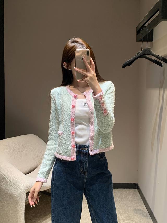 Chane* 25B高级手工坊系列新款 颗粒感单排扣针织开衫丨独家高版出品！这款针织开衫太有氛围感啦～清新的浅绿主色调，搭配粉色的领口、门襟、口袋及袖口包边，色