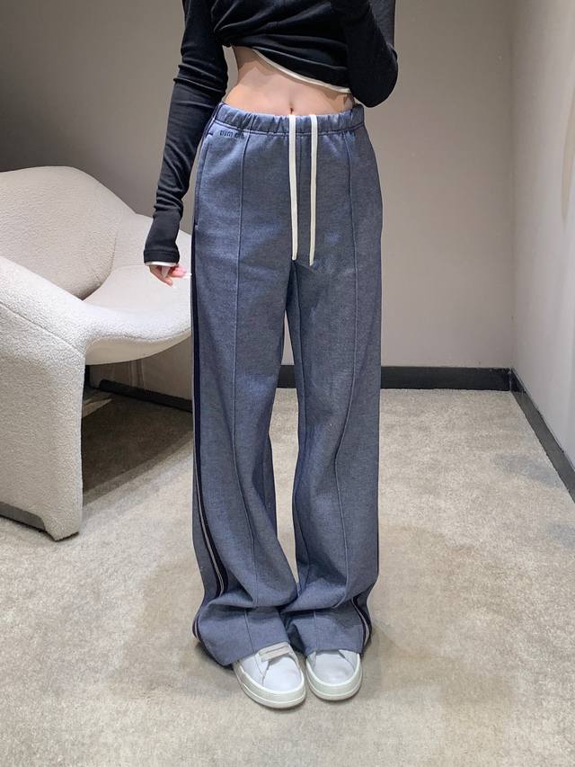 Miumi* 25Fw秋冬新款 织带边休闲长裤丨独家Yb开发！高版出品！侧边的撞色织带贯穿裤身，像是给双腿加了“延伸特效”，视觉上瞬间拉长比例。松紧腰头搭配米白