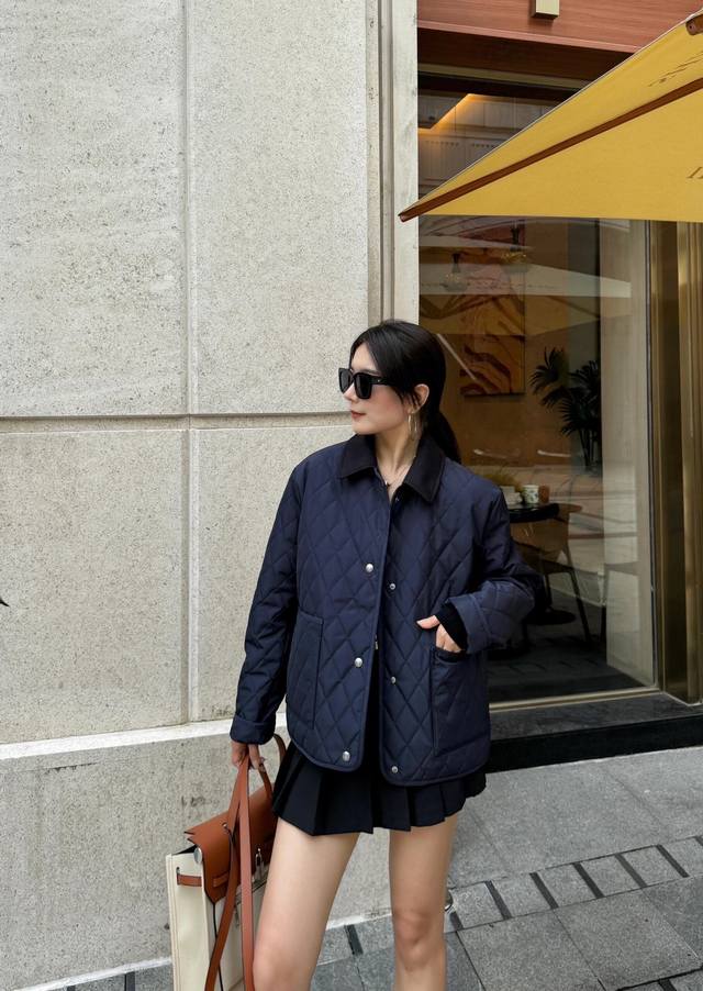 Loro Pi*Na 25Fw早秋新款 菱格绗缝老钱风翻领棉服丨独家Yb开发！高版出品！翻领设计复古又大气，轻松勾勒出利落的颈部线条；宽松却不臃肿的廓形，对各种