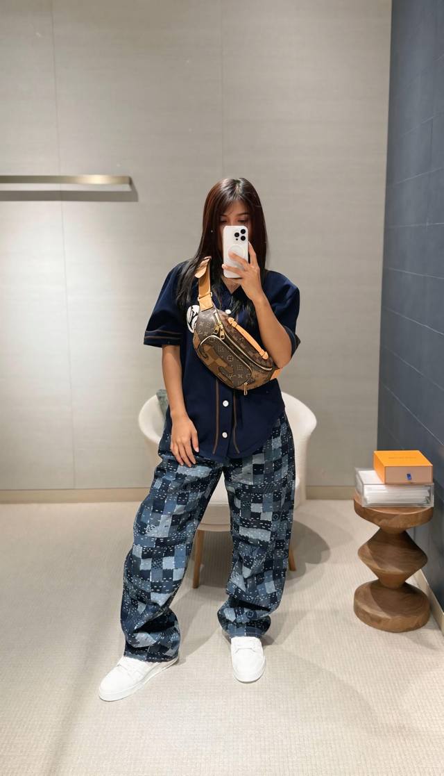 Louis Vuitt*N 25Fw早秋新款 Nigo联名刺绣图案针织短袖棒球衬衫丨独家高版出品！本款棉质针织棒球衬衫以休闲版型成就夏日佳选。前后 Lv Pol