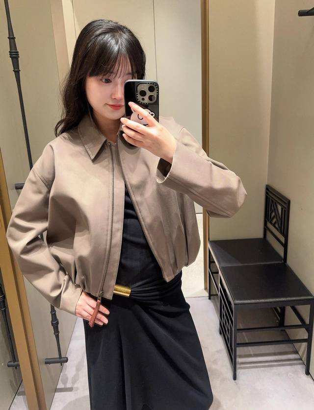 Loew* 25Fw秋冬新款 气球廓形短款夹克外套丨独家Yb开发！高版出品！以柔和的浅棕色调呈现，简约又不失高级感。正面是利落的翻领与拉链设计，而背后的不对称手