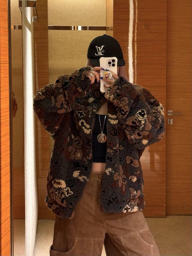 Louisvuitt*N 25Fw秋冬新款 双面穿羊羔毛外套丨独家Yb开发！高版出品！这款双面外套堪称风格与温暖的双重盛宴。一面以深棕哑光尼龙打造利落廓形，胸口