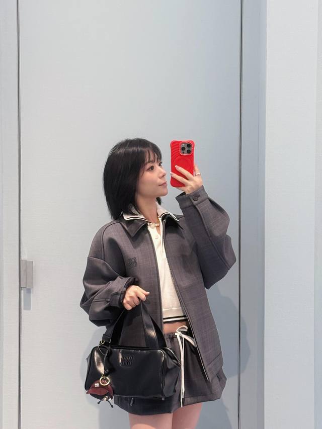 Miumi* 25Fw秋冬新款 字母贴布绣格纹皮质翻领夹克外套丨独家Yb开发！高版出品！进口定制马海毛绵羊毛混纺面料 灰格纹外套简约大气，内搭短款白上衣，露出腰