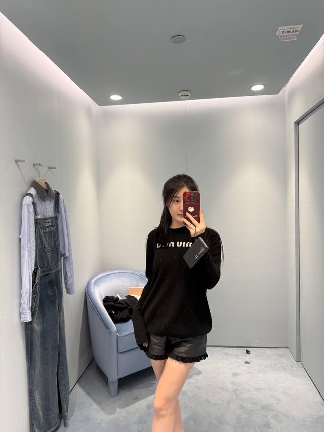 Miumi* 25Fw秋冬新款 经典徽标饰羊绒毛衣针织衫丨独家Yb开发！高版出品！ ，胸前的经典徽标提花，以利落的线条与纯净的色彩呈现，既是品牌身份的高调宣言，