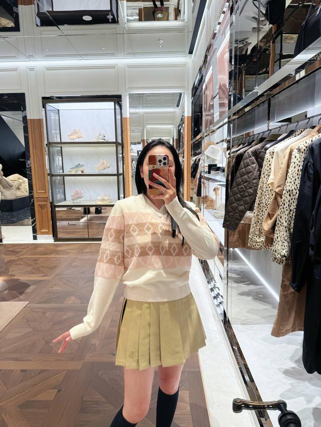 Moncl*R 25Fw早秋新款 菱格羊毛V领针织毛衣丨独家高版出品！选用细腻羊毛面料，保暖性与亲肤感兼备；经典V领设计修饰颈部线条，视觉上更显利落大气。胸前的