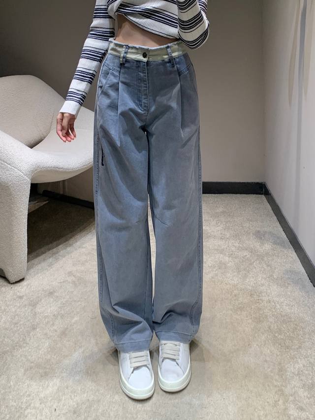 Alexand*R Wang 25Fw秋冬新品 撞色腰毛边牛仔裤丨独家高版出品！太有设计感啦～浅蓝款，做旧牛仔面料自带复古氛围，高腰阔腿剪裁，能轻松修饰腿型，侧