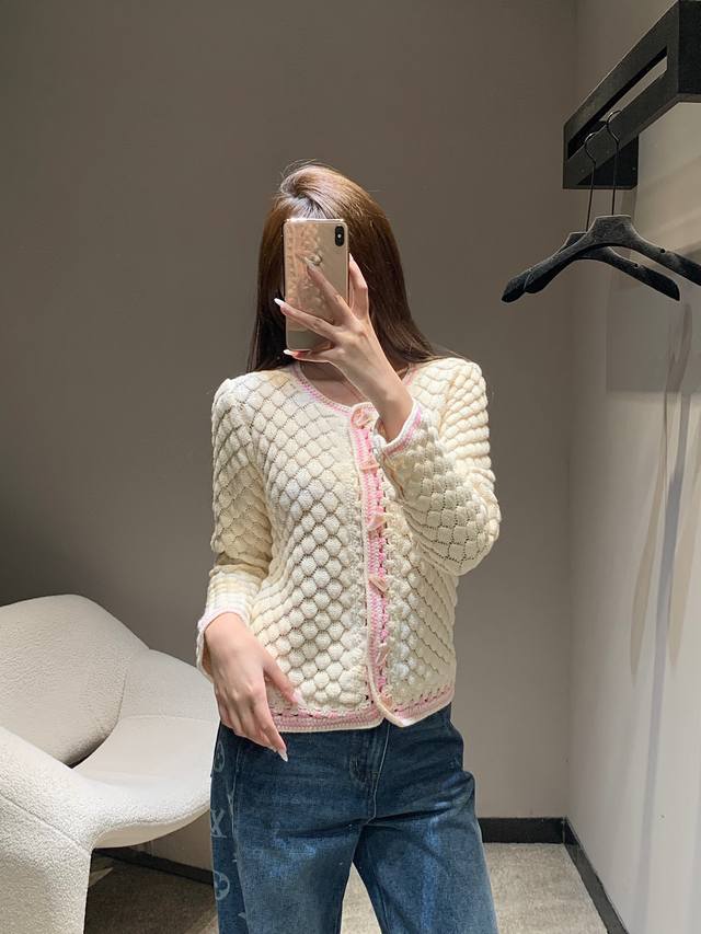 Cha*El 25B高级手工坊系列新款 鱼鳞纹圆领针织开衫丨独家高版出品！门襟的创意纽扣堪称点睛之笔，粉色汽车、彩色球鞋造型趣味十足，立体鱼鳞纹针织是视觉与触觉