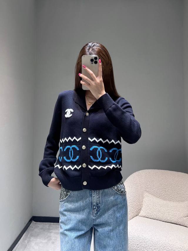 Chane*1 2025Fw高级成衣系列 几何开衫顶级版本1:1Yb开发经典翻领设计利落有型，门襟处的珍珠纽扣精致考究，是品牌标志性的细节呈现。衣身点缀着蓝白撞