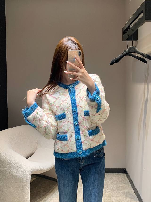 Cha*El 25B高级手工坊系列撞色边菱形格针织开衫外套丨独家高版出品！撞色设计是点睛之笔，澄澈的蓝色饰于领口、门襟、袖口与下摆，形成强烈视觉冲击，既延续标志