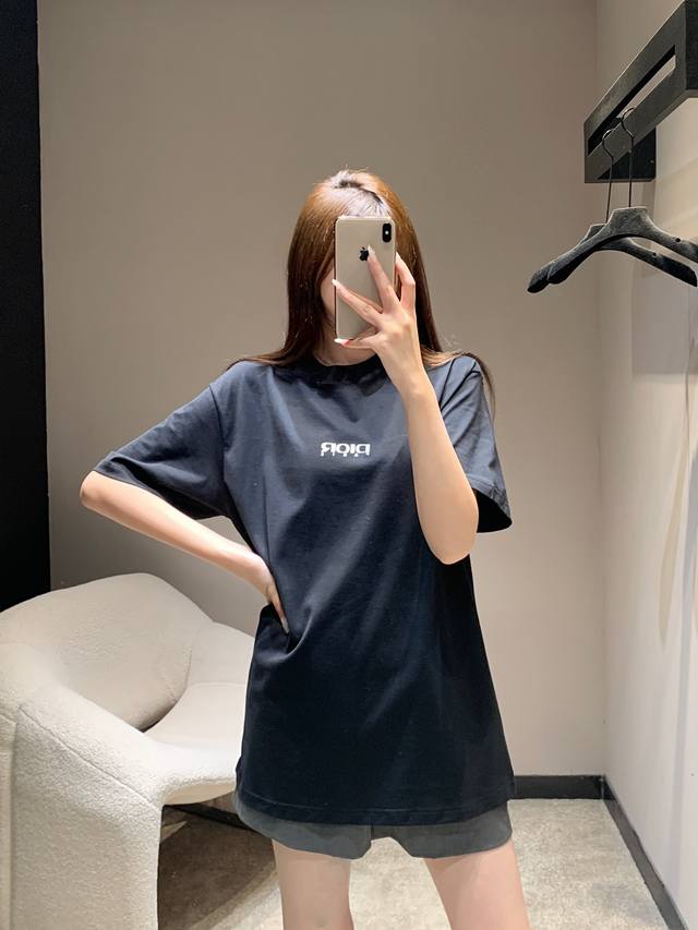 Dio* 25Fw早秋新款 字母印花圆领短袖T恤丨独家高版出品！这款T恤是简约与个性的绝妙融合。经典黑色基底之上，正面倒置字母印花暗藏巧思，打破常规的设计语言，