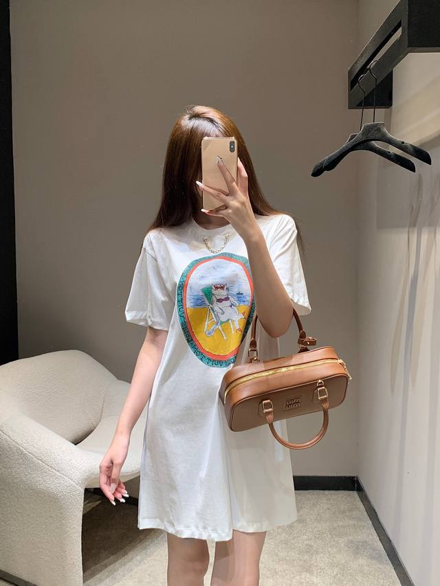 Louis Vui*Ton 25Fw早秋新款 纯棉猫咪印花圆领T恤裙丨独家高版出品！甄选高支纯棉面料，视觉焦点当属胸前的猫咪插图印花：亲肤透气如云朵裹身，罗纹圆