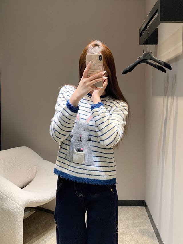 Chane* 25B高级手工坊系列新款 萌兔提花条纹针织毛衣丨独家高版出品！精选细腻针织面料，触感柔软似云朵，蓝白条纹带着法式海魂风的随性浪漫；衣身边缘的毛边设