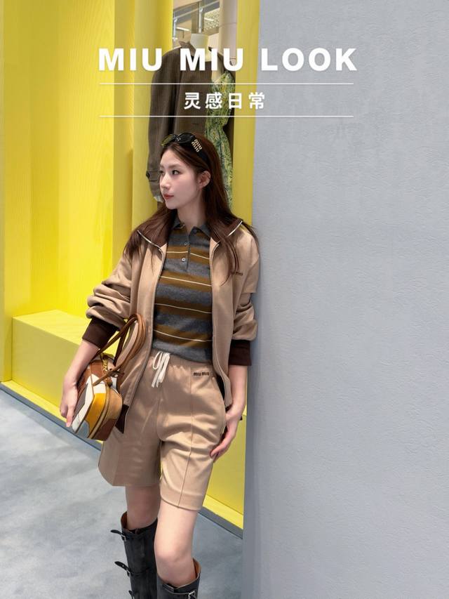 外套 短裤 Miumi* 25Fw早秋新款 运动风薄款拉链外套短裤套装丨独家Yb开发！高版出品！ ，撞色领边与袖口，以深棕勾勒卡其主调，复古质感瞬间拉满；外套胸