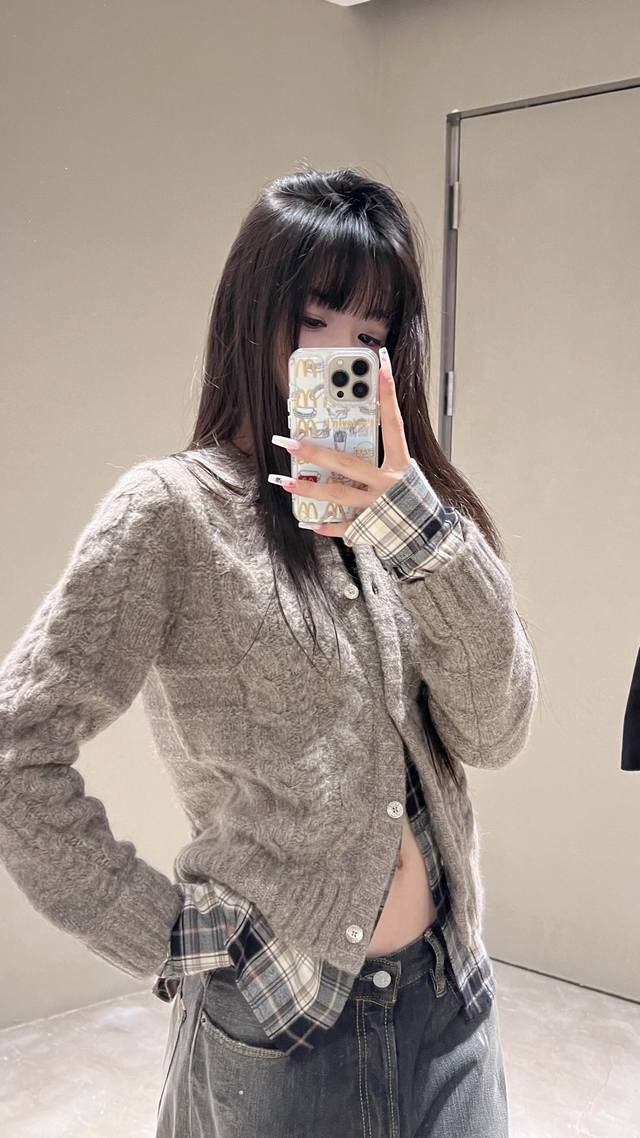 Acne Studi*S 25Fw早秋新款 绞花格纹拼接假两件羊毛针织开衫丨独家Yb开发！高版出品！精选羊毛混纺面料，早秋穿着柔软亲肤，兼具透气性与保暖性。采用