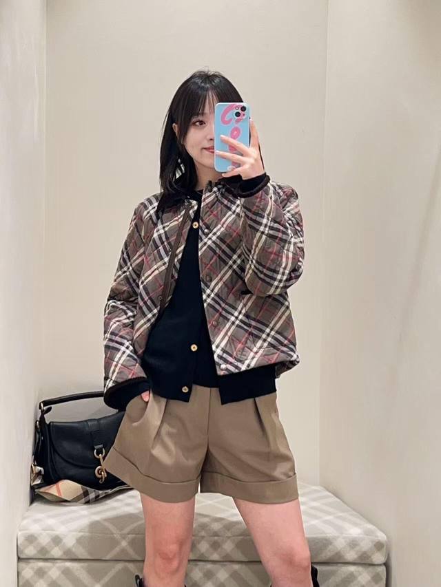 Burberr* 25Fw秋冬新款 灯芯绒翻领格纹棉服外套丨独家Yb开发！高版出品！衣身铺满标志性格纹，灯芯绒翻领与袖口的拼接设计，为复古感再添一笔厚重质感，硬
