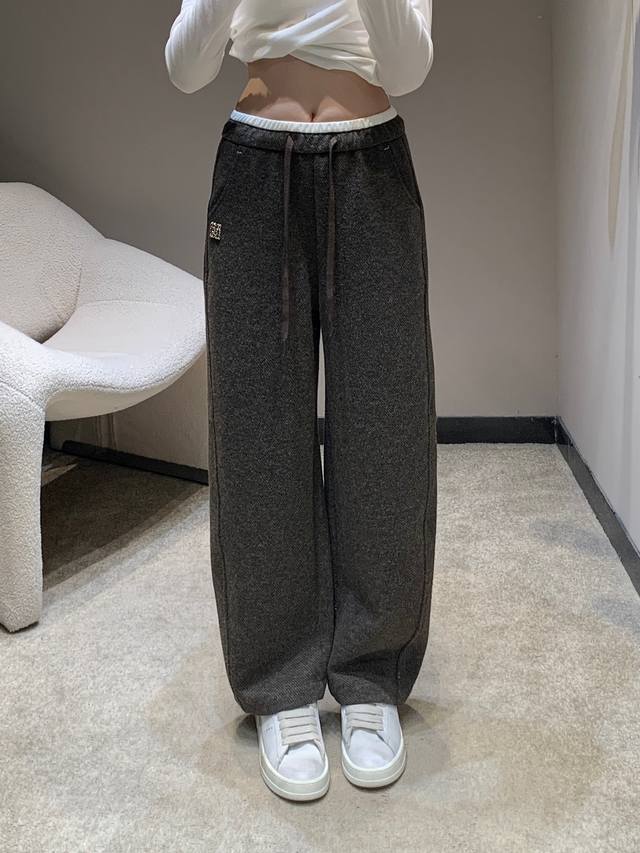 Loew* 25Fw秋冬新款 Aangram金属徽标撞色腰抽绳休闲长裤丨独家高版出品！采用阔腿版型，利落垂坠感修饰腿型的同时，赋予穿搭慵懒大气的氛围；精选秋冬质