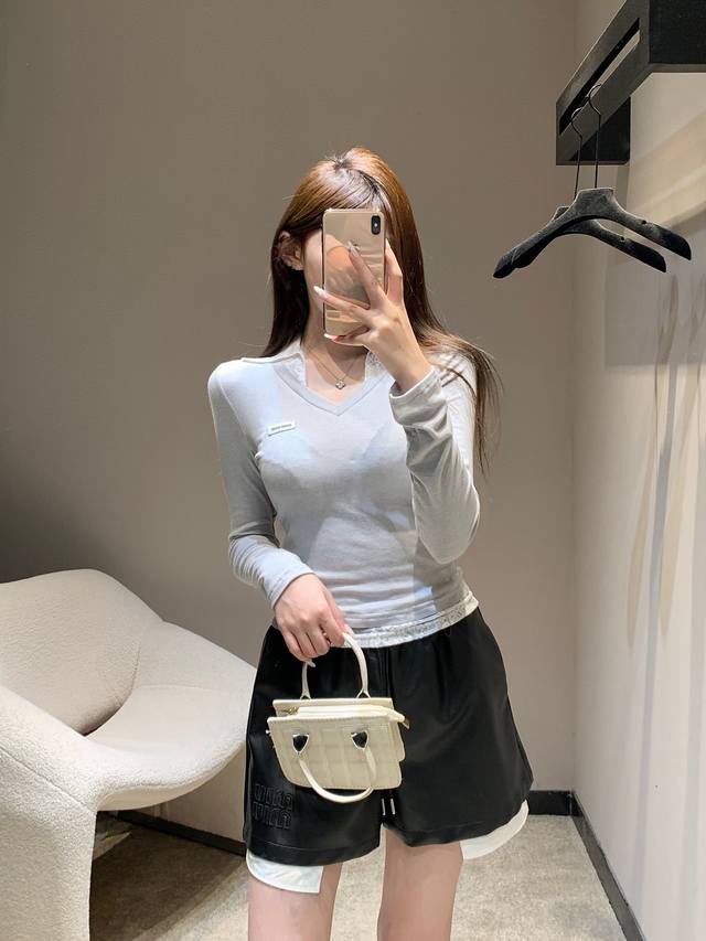 Mium*U 25Fw早秋新款 蕾丝边假两件长袖T恤丨独家高版出品！精选亲肤面料，早秋穿着透气舒适，软糯质感贴肤无压。采用假两件结构，蕾丝边与衬衫领的细节若隐若