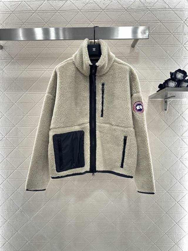 Canada Goos 2025新品上架 泰迪毛绒外套 通体饰以泰迪毛绒材质，质感柔软舒适，时髦洋气，立领外套剪裁，前襟拉链单侧不对称尼龙立体口袋袖侧刺绣徽标，