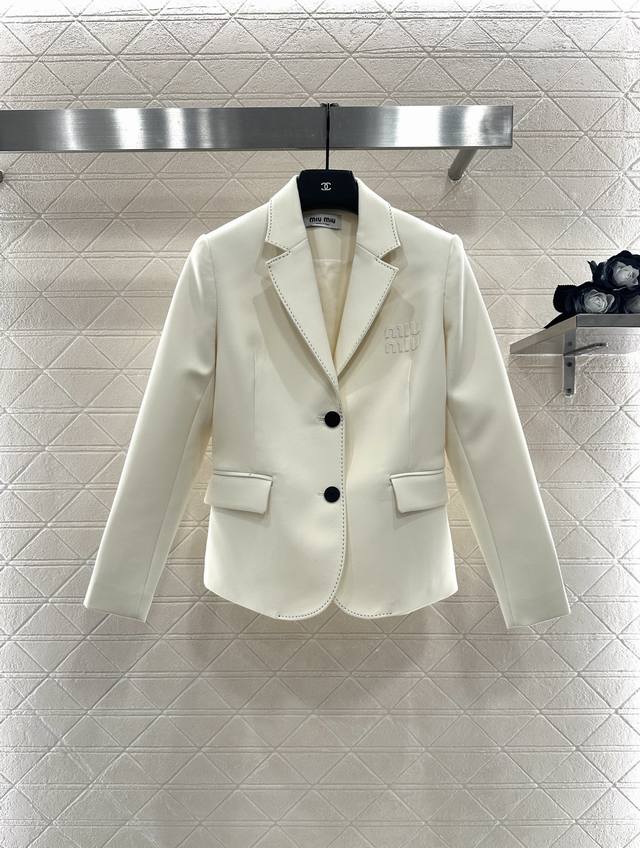 Miumi* 2025新品上架 西装外套百褶半裙套装 定制Yb进口醋酸材质，质感高级舒适，文艺复古感明显，翻领西装外套版型，枪驳领利落裁剪，轻松勾勒直角肩线条，