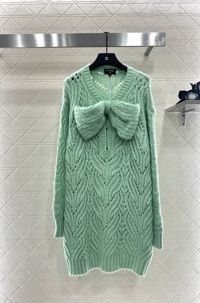 Chane* 2025新品上架 蝴蝶结镂空针织裙 定制Yb羊绒纱线织造，穿搭舒适，柔软细腻，针织连衣裙剪裁，胸前纽扣固定可拆卸立体蝴蝶结，领口水钻双C连接半开襟