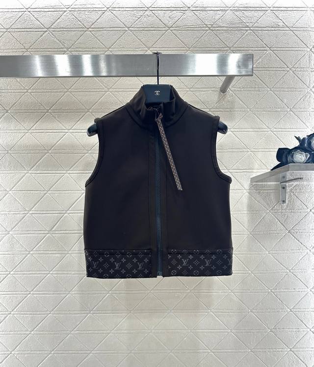 Louis Vuttn* 新品上架 拉链马甲长裤套装 定制Yb进口弹力材质，质感光泽，弹力舒适，立领拉链马甲剪裁，利落裁剪轻松勾勒直角肩线条，丝滑拉链穿脱方便，