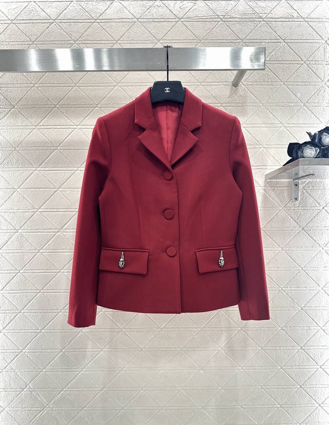 Gucc* 2025新品上架 翻领西装外套长裤套装 定制Yb进口精仿羊毛混纺材质，质感高级，挺括有型，翻领正肩西装外套搭配短裤，枪驳领配领前单扣调节，立体裁剪简