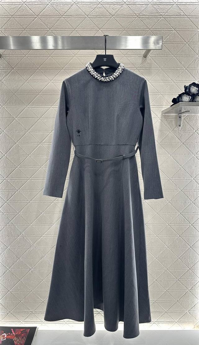 Dio* 2025新品上架 珍珠环绕腰带连衣裙 定制Yb进口棉毛材质，质感细腻，垂感有型，长袖圆领连衣裙剪裁，利用剪裁和细节提升精致度，环绕领边的珍珠错落点缀，