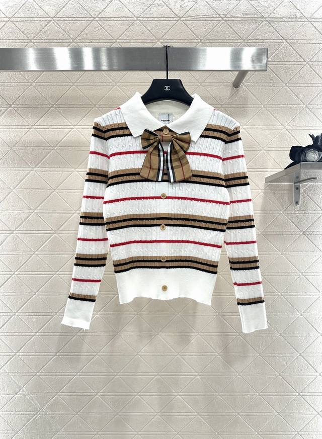 Bbr* 2025新品上架 翻领蝴蝶结格纹开衫 定制Yb羊毛纱线织造，细腻柔软，弹力十足，翻领针织开衫毛衣版型，领边标志性棕色格纹蝴蝶结别针可拆卸设计，通体以细