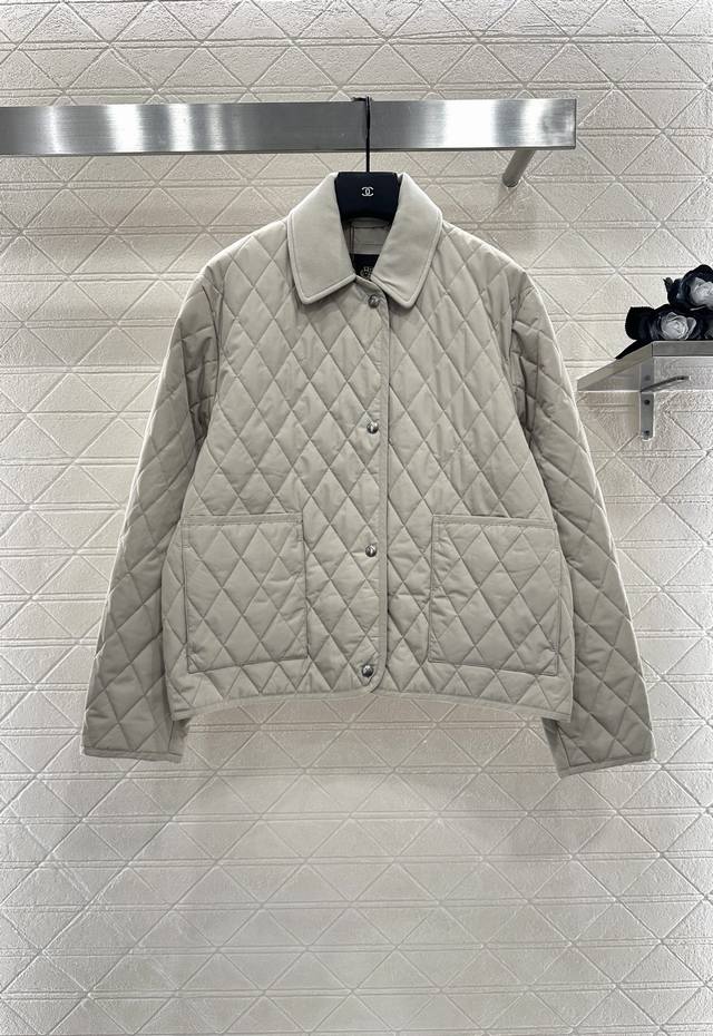 Lp* 2025新品上架 翻领两面穿棉服外套 定制Yb防风防水尼龙材质，羽绒棉填充内里，整件轻盈保暖，两面穿棉服外套，一面经典菱格压纹元素，绒面领边配大容量插兜