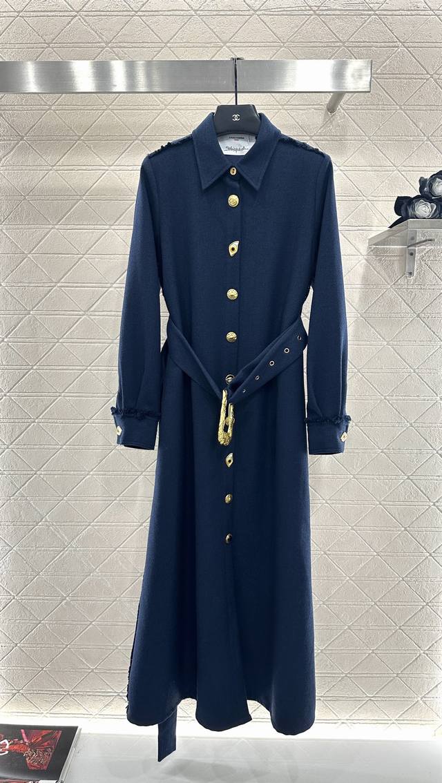 Sch* 2025新品上架 腰带长款风衣外套 定制Yb进口棉毛材质，质感品相绝佳，长款翻领风衣外套，经久不衰的简约版型，对称毛边絮状肩侧走线与翻折袖边呼应，前襟