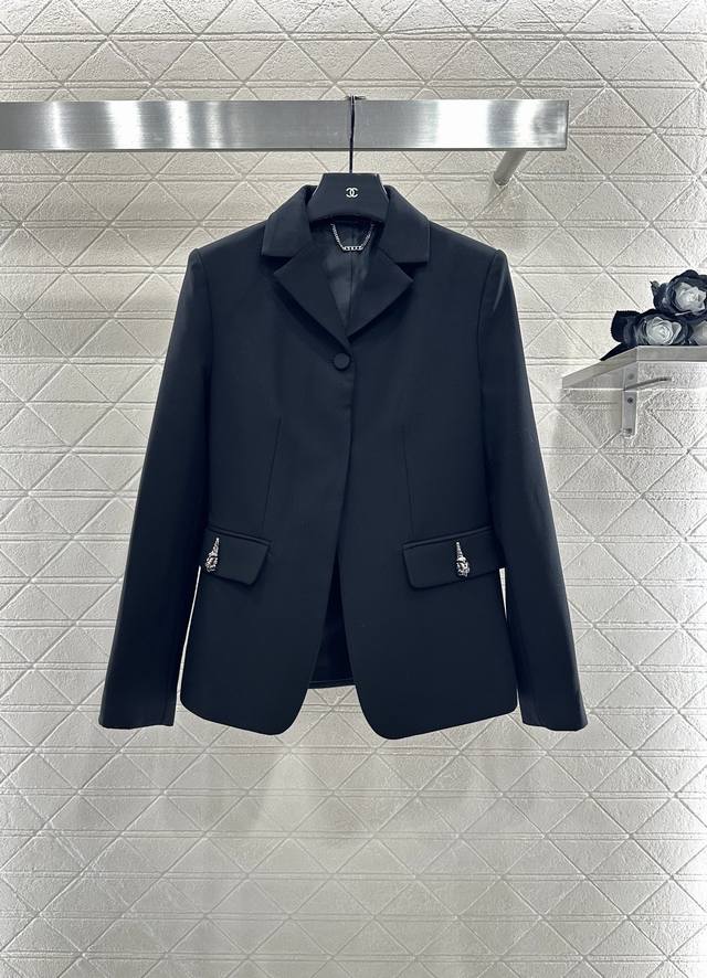 Gucc* 2025新品上架 翻领西装外套短裤套装 定制Yb进口精仿羊毛混纺材质，质感高级，挺括有型，翻领正肩西装外套搭配短裤，枪驳领配领前单扣调节，立体裁剪简