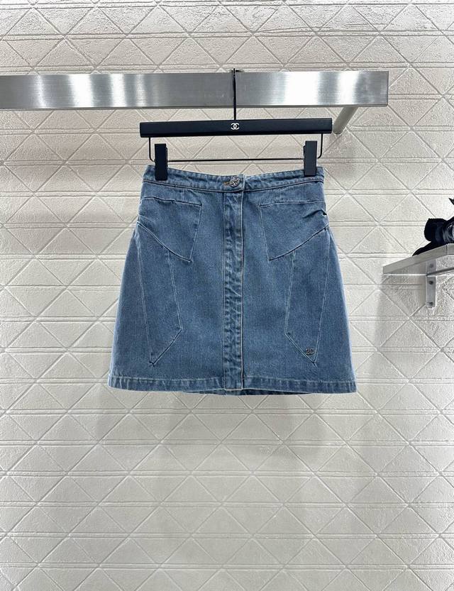 Chane* 2025新品上架 蝴蝶结牛仔短裙 定制Yb斜纹棉牛仔面料，质感细腻，透气舒适，多重酵素水洗，呈现复古做旧牛仔蓝色，高腰短裙剪裁，大腿胯部对称蝴蝶结