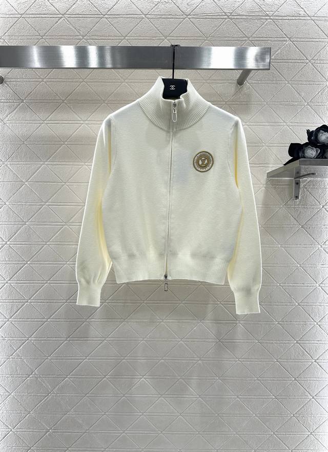 Louis Vuitto* 2025新品上架 拉链针织外套 定制Yb羊毛纱线织造，质感高级，舒适柔软，拉链针织外套剪裁，领边螺纹坑条细节别出心裁，常规开襟拉链设