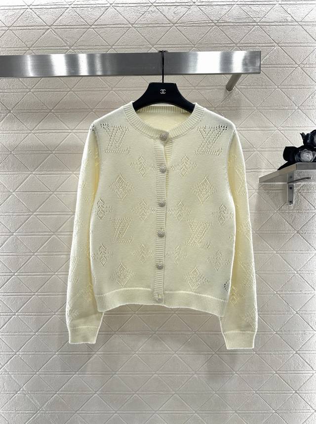 Louis Vuitto* 2025新品上架 提花针织开衫百褶短裙套装 定制Yb羊毛纱线织造，提花工艺处理，呈现镂空造型，针织圆领开衫版型，成衣纽扣装饰开襟，以