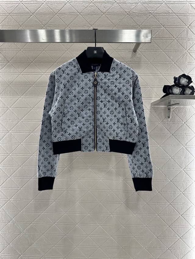 Louis Vuitto* 2025新品上架 夹克外套长裤套装 定制Yb进口提花材质，质感高级，挺括有型，短款夹克外套裁剪，通体黑色弹力螺纹包边，增加休闲时尚感
