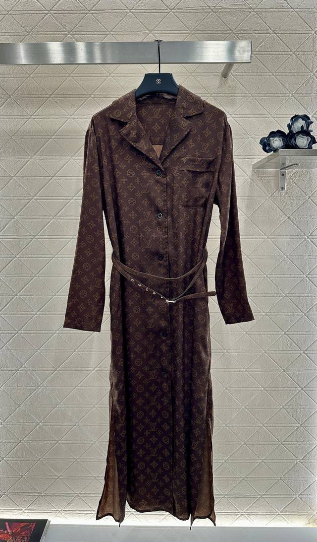 Louis Vuitto* 2025新品上架 印花腰带衬衣裙 定制Yb进口斜纹稠材质，质感舒适细腻，长款衬衣裙版型，裁剪利落修身，纽扣开襟，腰身立裁起到收腰效果