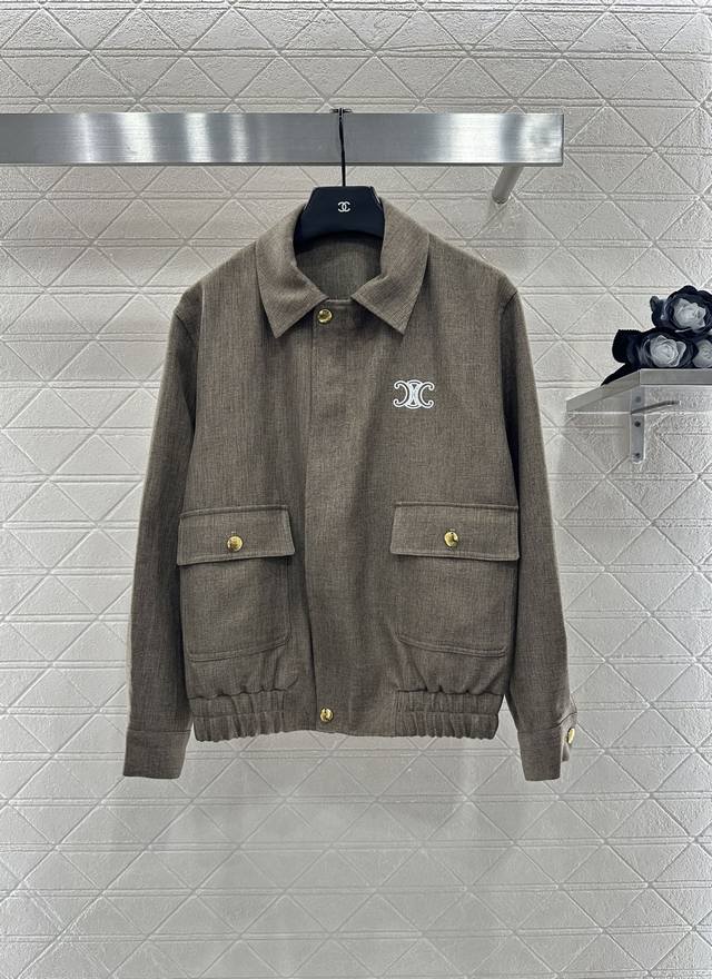 Celin* 2025新品上架 夹克外套百褶半裙套装 定制Yb进口材质，质感高级，品相十足，夹克外套高腰半裙套装，一套上身时髦学院风。落肩廓形棒球服外套，对称翻