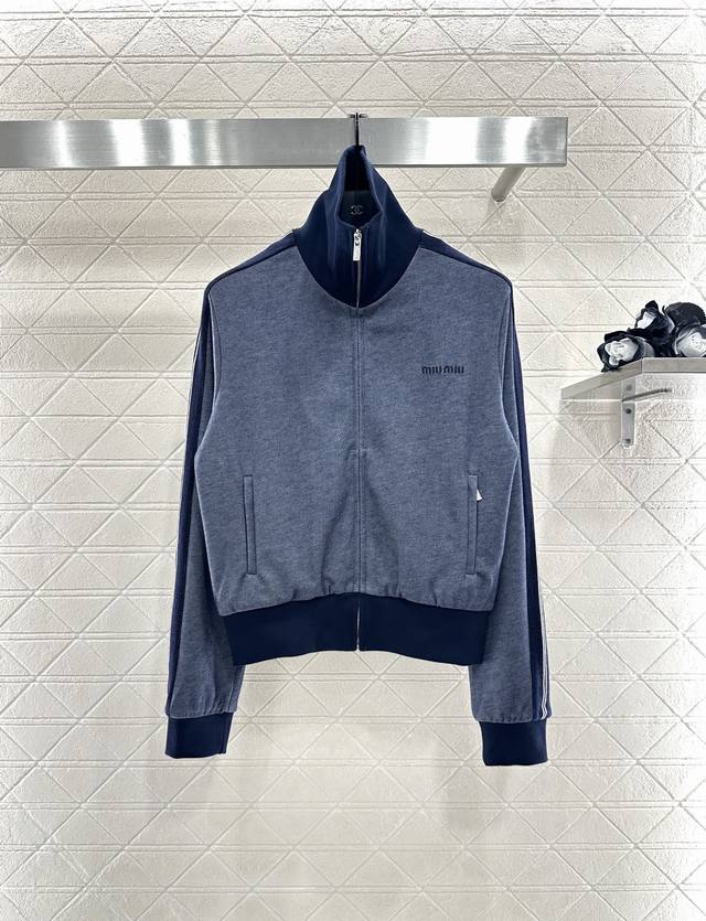 Miumi* 2025新品上架 撞色外套短裙套装 定制Yb斜纹全棉材质，质感细腻，垂顺舒适，立领夹克外套短裙套装，撞色包边弹力织带，肩袖两侧延伸，轻松勾勒松弛感