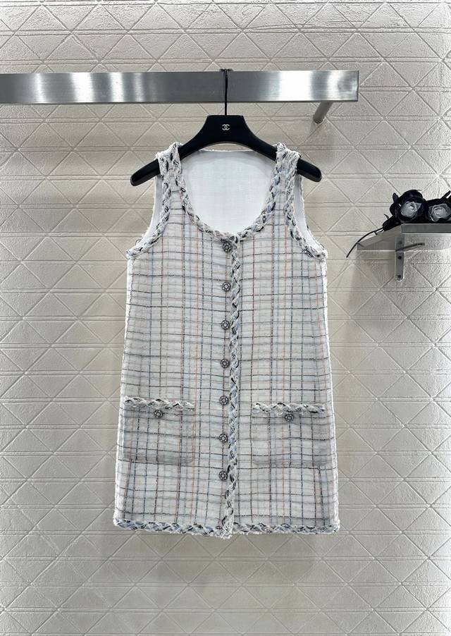 Chane* 2025新品上架 编织洋装捆边马甲裙 定制Yb进口粗纺羊毛呢材质，肌理明显，毛料肉眼可见，质感上乘，粗花条纹毛呢面料打造名媛风典范，前襟单排印刻圆