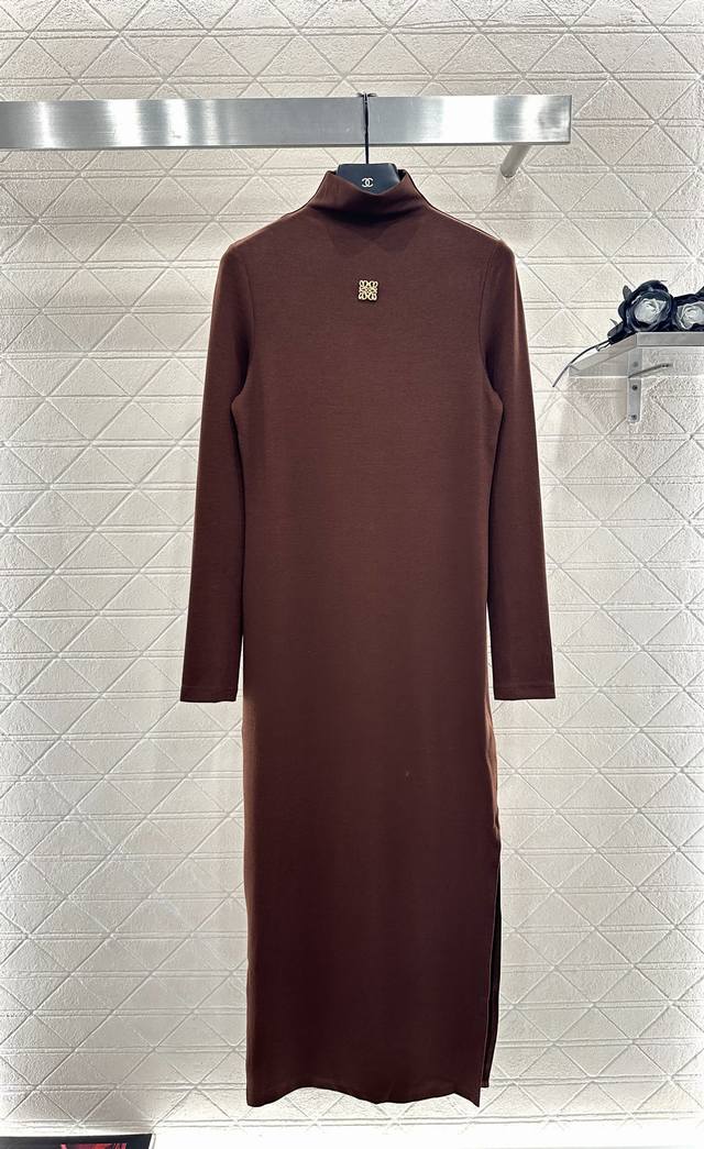 Loew* 2025新品上架 修身图腾高领打底连衣裙 定制Yb斜纹全棉材质，质感舒适，弹力十足，修身高领打底长款连衣裙裁剪，胸口居中缝制金色图腾徽标，凸显品牌格