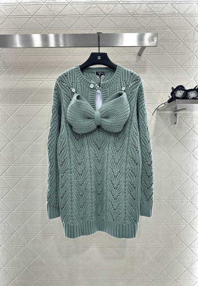 Chane* 2025新品上架 蝴蝶结镂空针织裙 定制Yb羊毛纱线织造，穿搭舒适，柔软细腻，针织连衣裙剪裁，胸前纽扣固定可拆卸立体蝴蝶结，领口水钻双C连接半开襟