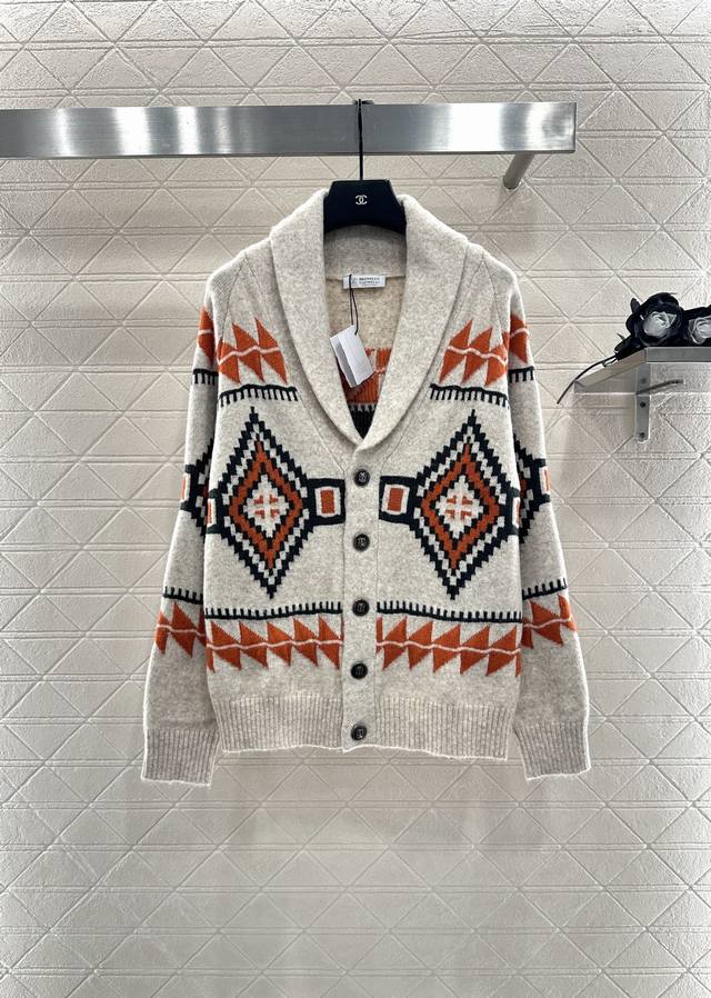 Bc* 2025上架 翻领针织开衫 定制Yb羊绒针织材质，软糯厚实，柔软亲肤，落肩宽松开衫剪裁，翻领纽扣开襟设计，弹力螺纹收紧包边，御寒防风又简约时尚。通体多种